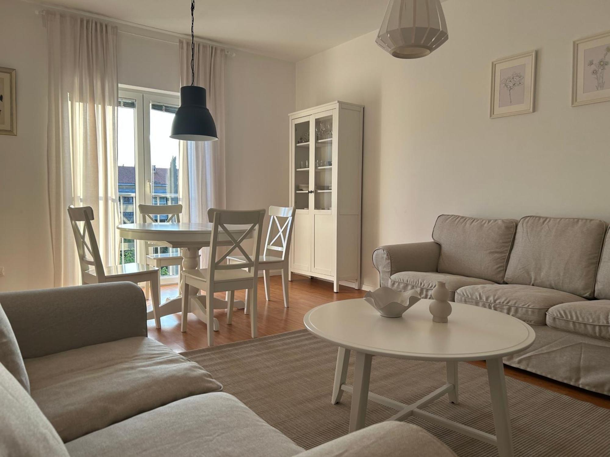 Lrs In The Center Of Apartment
